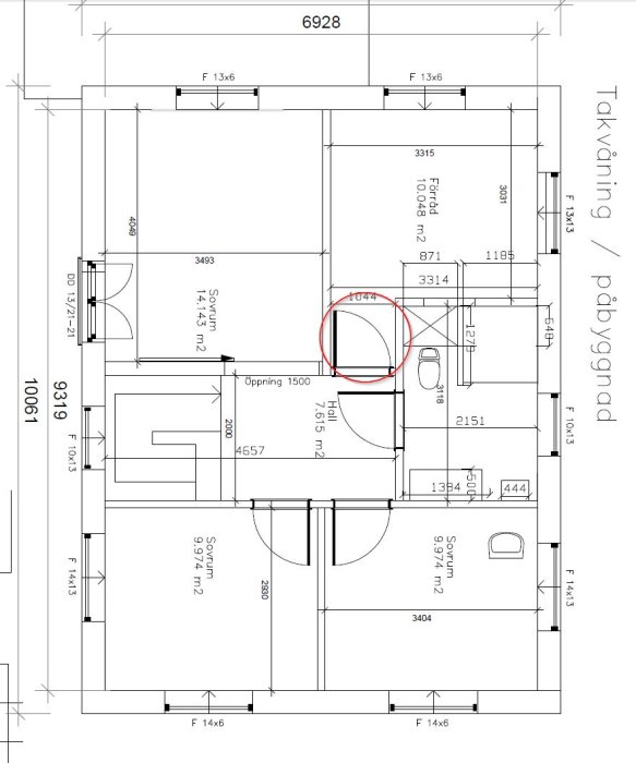 Arkitektonisk ritning av en våningsplan med markerat område för installationsaggregat över en korridor.