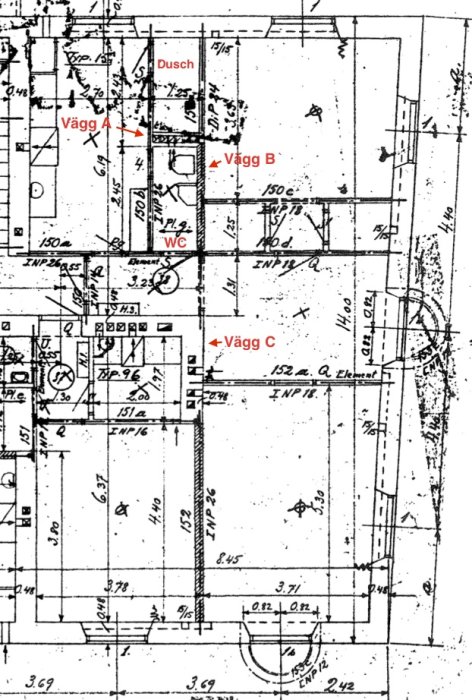 Svartvit planritning av lägenhet med markerade väggar A, B, C, WC och dusch, symboler förklaras ej.