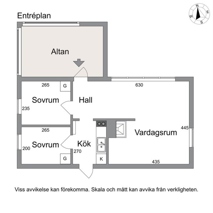 Ritning av entréplan till en sommarstuga med måttangivelser för hall, kök, vardagsrum, sovrum och altan.