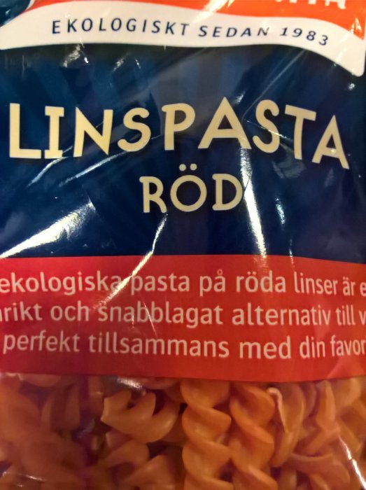 Förpackning av röd linspasta med text om ekologiskt värde och proteininnehåll.