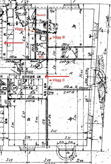 Husritning med bärande väggar markerade med röda pilar och text "Vägg A/B/C".