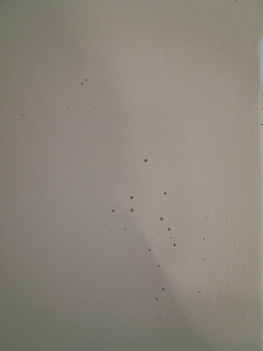 Vägg med bredspackling och synliga luftbubblor efter en renovering.