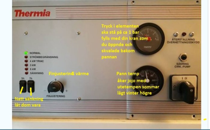 Termostatpanel för värmesystem med textade anvisningar för finjustering av vattentemperatur.