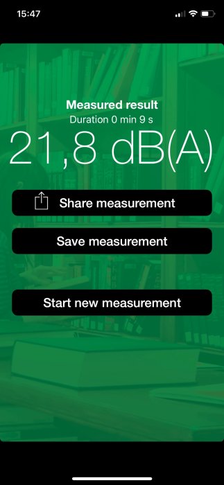 Skärmdump av en ljudnivåmätare som visar 21,8 dB(A) med knappar för att dela och spara mätningen.
