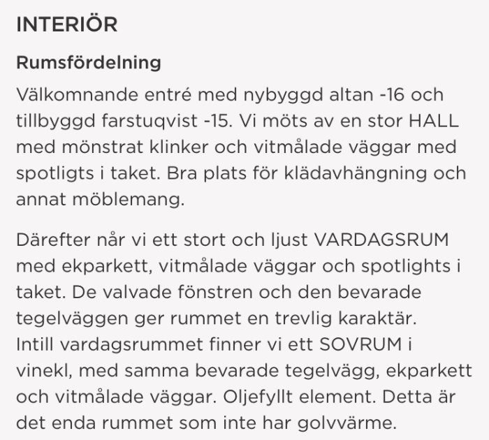 Screenshot av en text om en bostads interiör med beskrivning av ett vardagsrum angränsande till ett sovrum utan golvvärme.