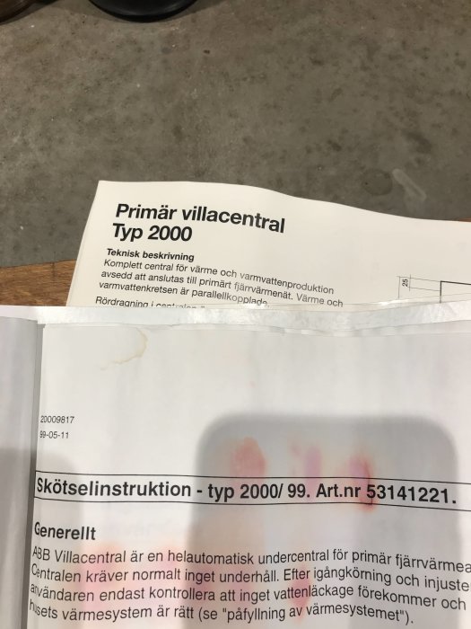 Bild på skötselinstruktioner för en primär villacentral typ 2000, med text och artikelnummer synliga.