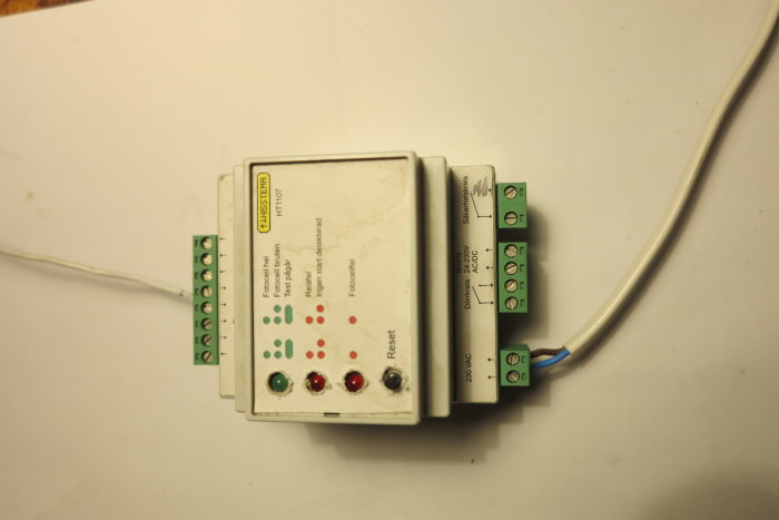 Elektrisk apparat som används för att slå på värmekabel vid minusgrader, med indikatorlampa tänd.