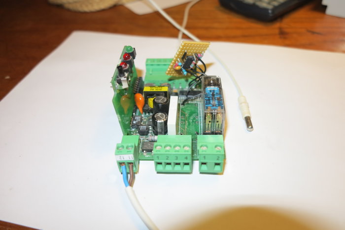DIY temperaturreglerad enhet för värmekabel med mikrokontroller och temperaturprob.