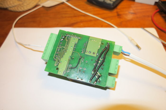 Modifierad elektronisk apparat med primärswitchad spänningsomvandlare och mikrokontroller för övervakning av värmekabel.