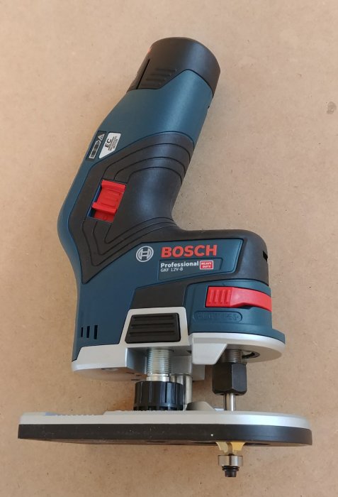 Bosch 12V laddbar kanttrimer på ett brunt underlag.