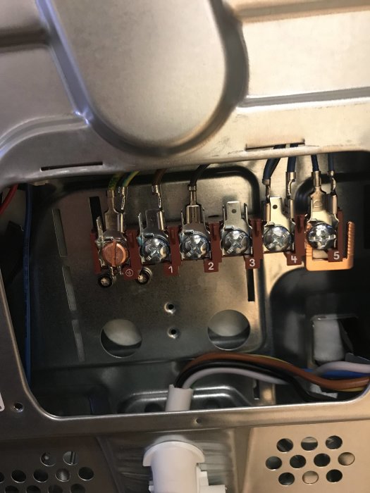 Spisens inre med öppet kopplingsschema och en saknad kabel vid kopplingsplint nummer 3.