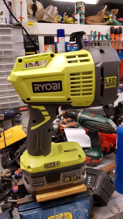 Ryobi R18 SPL LED-lampa med 5.0Ah batterier i en verkstadsmiljö.