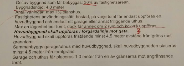 Fotografi av en detaljplan med markeringar och anteckningar kring byggnadshöjd och placering på tomten.