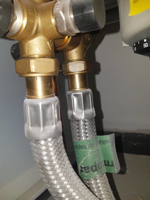 Slanganslutningar på 22mm för varmvattenberedare med metallfläta och mässingsdetaljer.