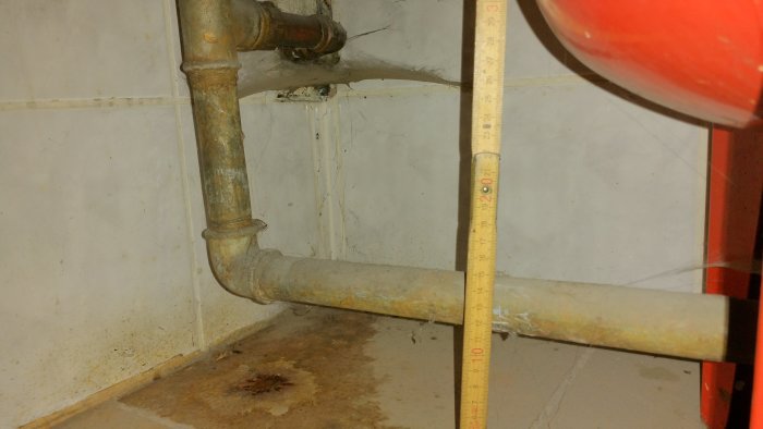 Vattenledningsrör mäts med tumstock för att bedöma dess kompatibilitet med en ny hydropress.