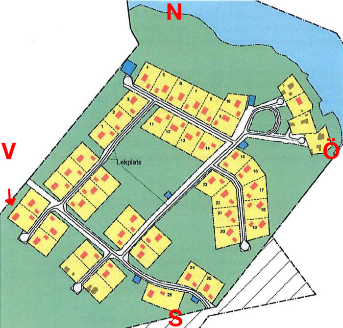 Kartskiss av framtida bostadsområde med markerade tomtgränser och kompassriktningar, ej i skala.