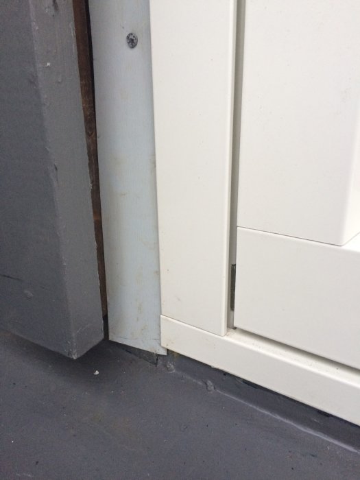 Detaljbild som visar en fönsterkarm med plåtarbete och silikonering, en metod för att förhindra fuktintrång.