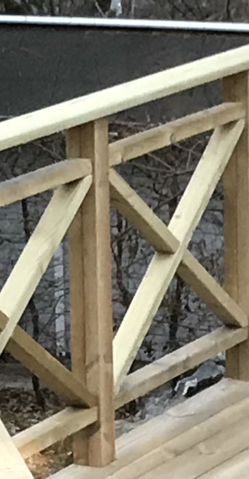 Träräcke i närbild med kryssmönster för uteplats eller balkong.