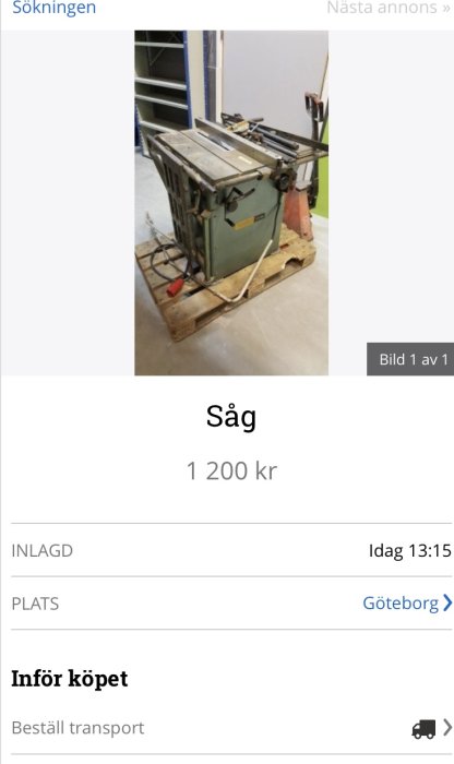 Stationär sågmaskin på pall till salu för 1200 kr i en verkstadsmiljö.