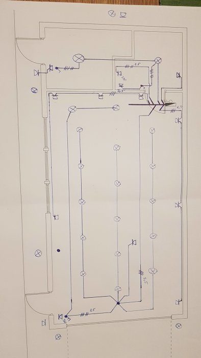 Handritad skiss över eldragning i ett garage som visar ledningar, uttag, och strömbrytare märkta med 2,5 kvm kabel.