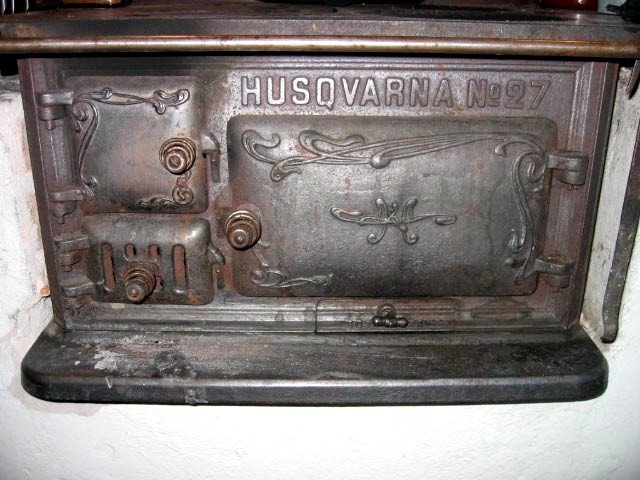 Nostalgisk Husqvarna vedspis modell nr 27 i gjutjärn, troligen ej energimärkt.