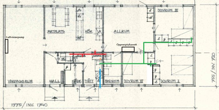 Ritning av enplansvilla med markerade ventilationsvägar; röda streck för frånluft och gröna för tilluft, samt positioner för luftvärmepump och öppen spis.