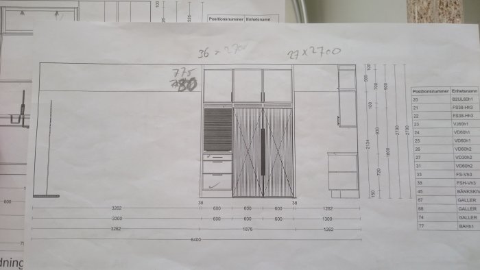 Ritad skiss av ett anpassat kökssnickeri med mått och positionsnr för olika skåp och element.