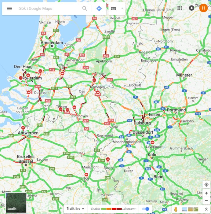 Kartöversikt över trafiksituationen i Holland och norra Tyskland med trafikstockningar märkta i rött.