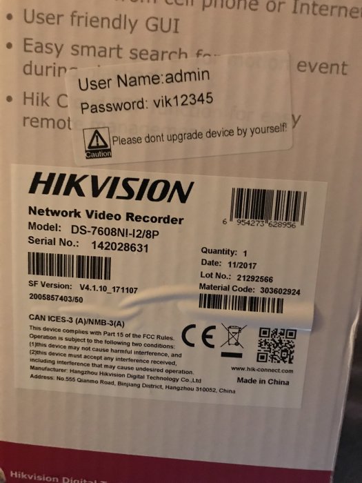 Klisterlapp med användarnamn och lösenord på en Hikvision NVR-box, varningsmärken och produktinformation.