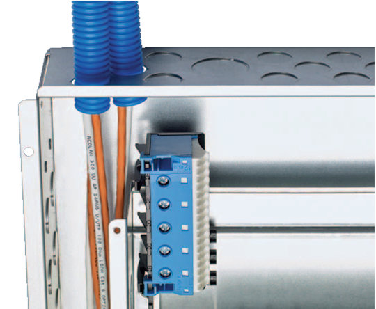 Installation av elektrisk kabelkanal med blå kabelskyddsrör och flera kablar anslutna till en monteringsplatta.