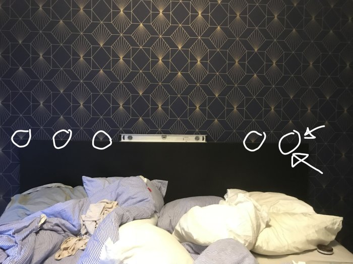 Tapet med geometriskt mönster lutar åt höger och vita cirklar markerar nivåskillnader.