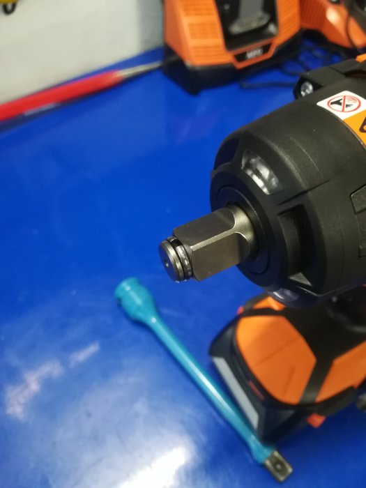 Närkontakt av ett 1/2 fäste på en AEG mutterdragare med synlig friktionsring, problem att montera hylsa.