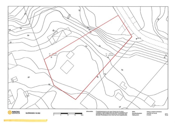 Topografisk karta med konturlinjer och en markerad tomt avgränsad med röda linjer.