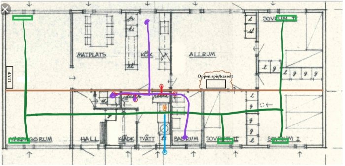 Arkitektonisk ritning med markerade värmesystemets ledningar och ventiler i olika färger för ett hem.