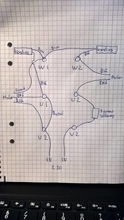 Handritad elektrisk kopplingsschema på rutigt papper som visar anslutningar till en motor.