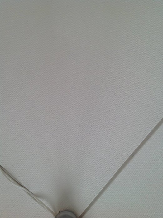 Innertak med strukturerad yta och synliga skarvar, fråga om asbestförekomst.