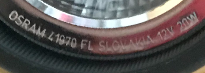 Närbild på en halogenlampa med texten "OSRAM 41970 FL SLOVAKIA 12V 20W".
