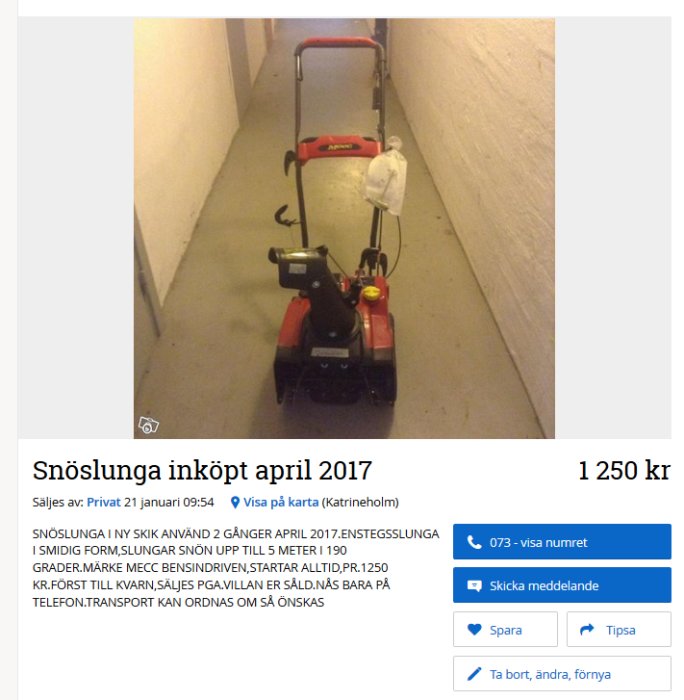 Röd och svart snöslunga av märket Meec står i ett korridor, annonserad för 1 250 kr trots nypris på 499 kr.