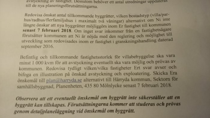 Närbild av ett brev med information om kommunens detaljplanering och anmälan av byggrätter med svarsdag 7 februari 2018.