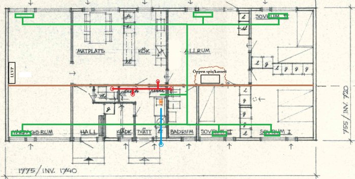 Ritning över en husplan med markerade rördragningar för tilluft i rött och grönt, inklusive placering av aggregat och öppen spis.