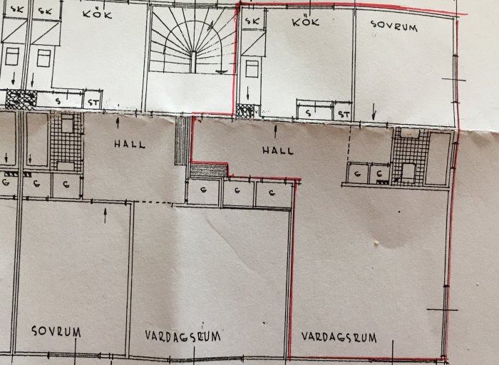 Arkitektritning av en lägenhet markerad med rött, visar väggar, rum och inbyggda garderober.