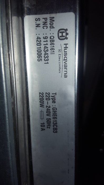 Typskylt på diskmaskin visar modell QB6161i, PNC och serienummer i en bostad.