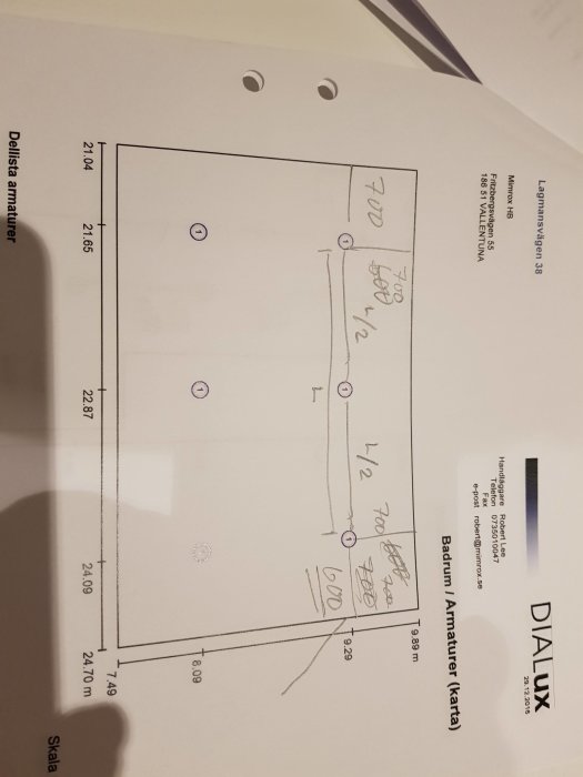 Handritad skiss på papper med måttangivelser och placering för byggprojekt, inklusive kommentarer och ändringar.