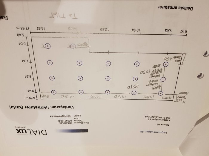 Arkitektritning upphängd upp och ner med handskrivna beräkningar och markeringar för placering.