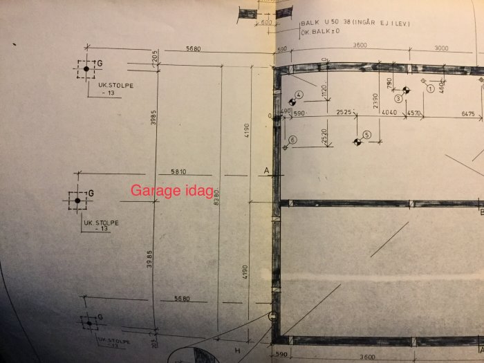 Bild på en äldre byggnadsritning märkt "Garage idag" som visar en planlösning med måttangivelser.