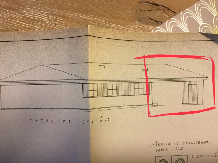 Arkitektritning från 1981 av ett enfamiljshus med markerad del som föreslås omvandlas från garage till bostadsyta.