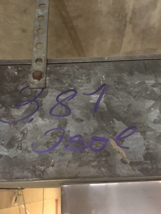 Ventilationstrumma med markerad text "381 isol" på möjlig asbestisolering.