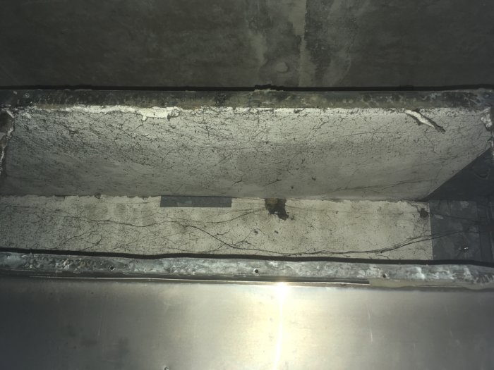 Bild på isolering runt en ventilationstrumma med möjlig asbest; texten ”381 isol” synlig.