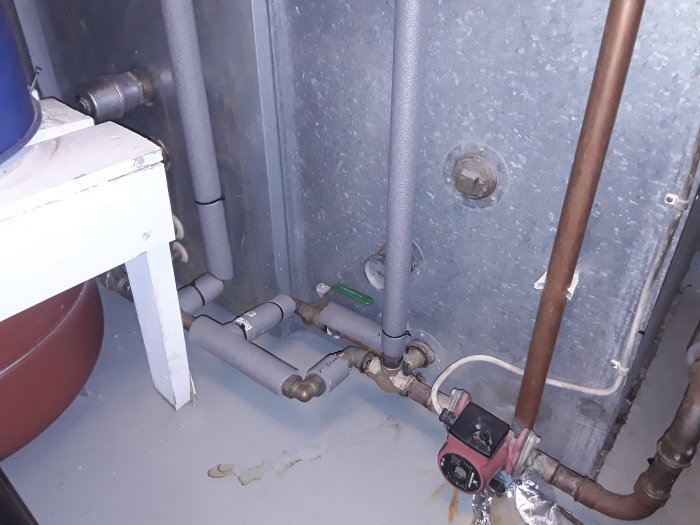 Installation av Grundfos pump och Termomix med röranslutningar för värme system.