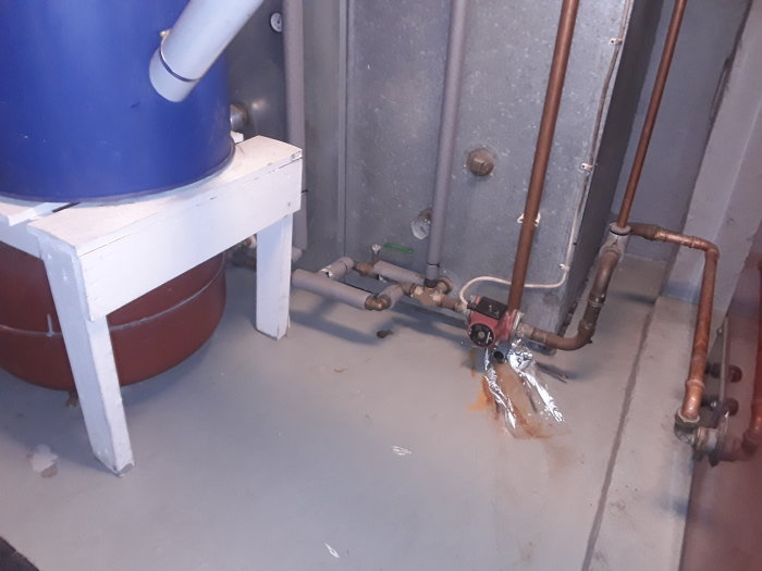 Värmepannsystem med markeringar på ledningar, shunt före cirkulationspump och inställd på manuell drift.
